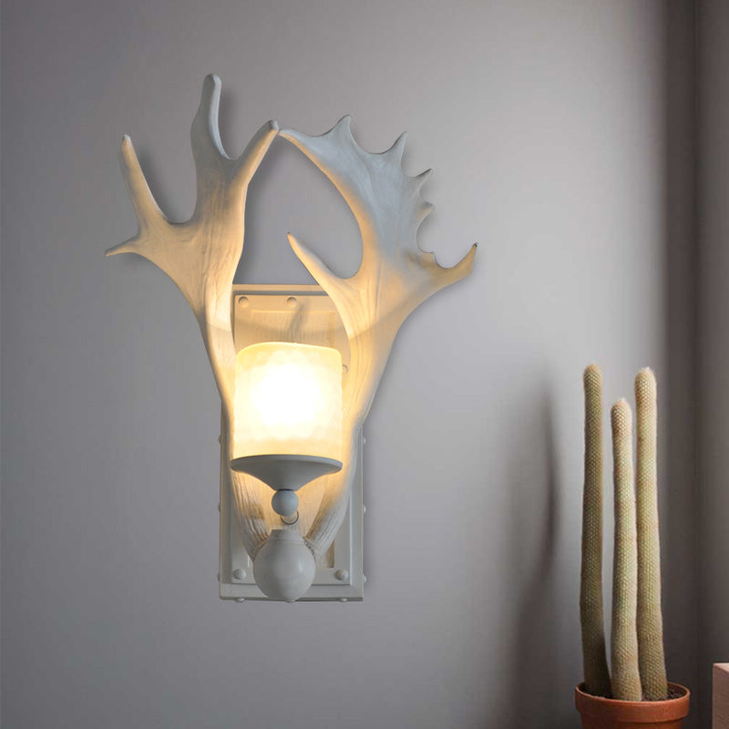 Une ampoule d'éclairage mural en résine country blanc / wood wapitre de salle à manger applique luminaire avec une teinte en verre givré
