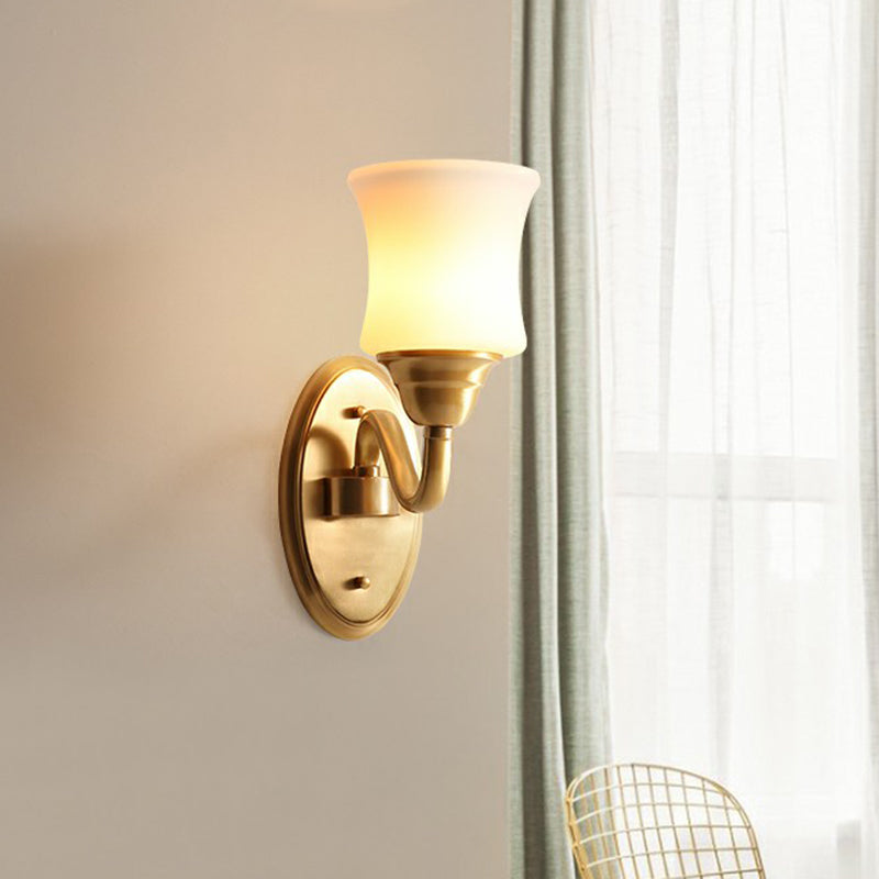 Single-bulb SCONCE LICHT Antieke trap Wandlamp armatuur met gebogen roomglasschaduw in messing