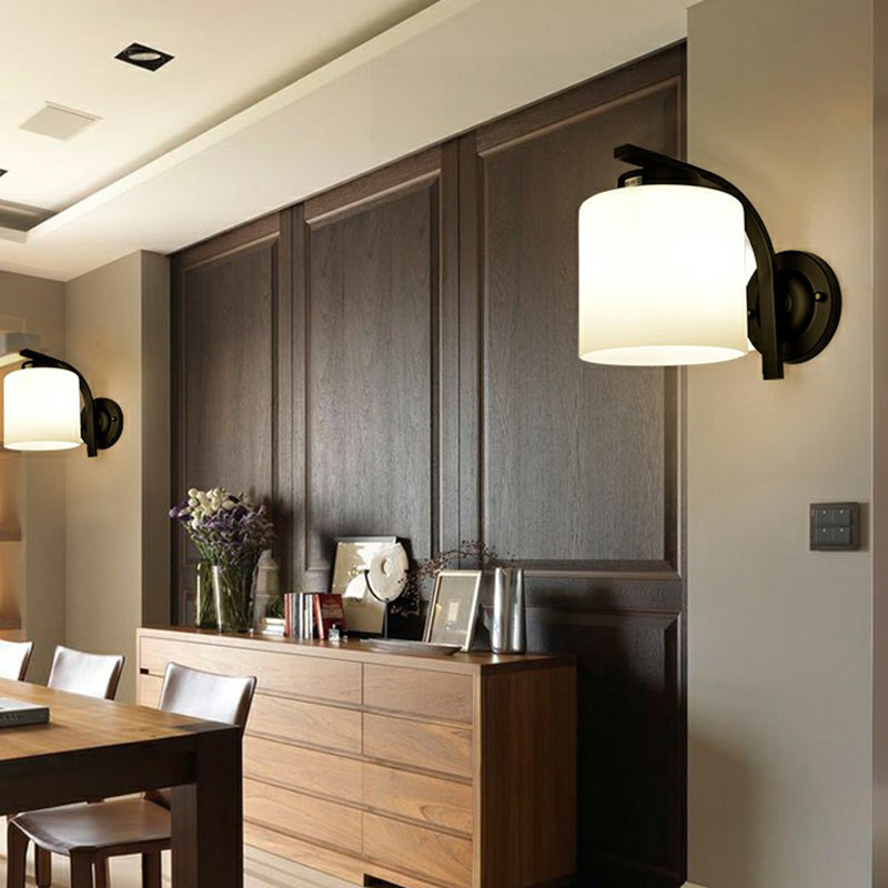 Luz de pared de cilindro de vidrio blanco Simplicidad 1 Lámpara de apliques de sala de estar de cabeza en negro