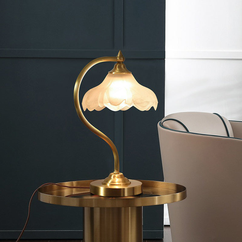 Lampada da comodino in ottone a coglione da comodino tradizionale in metallo da soggiorno a 1 luci leggero con tonalità in vetro glassata floreale