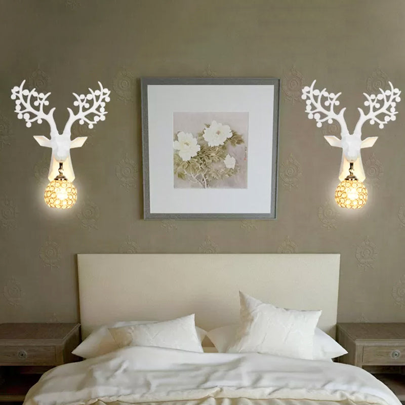 Lampe murale de chambre à coucher orbe country cristal 1 léger blanc / or luminaire d'éclairage avec une plaque arrière en résine de wapiti