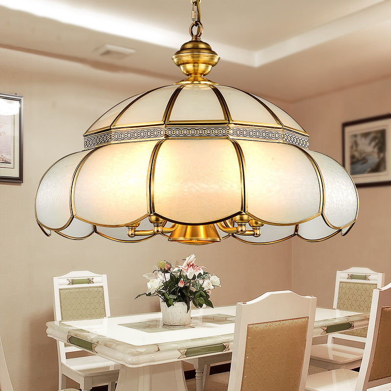 Candelier de sombrero tradicional Vidrio blanco 5 bombillas Luz de suspensión en latón para el comedor
