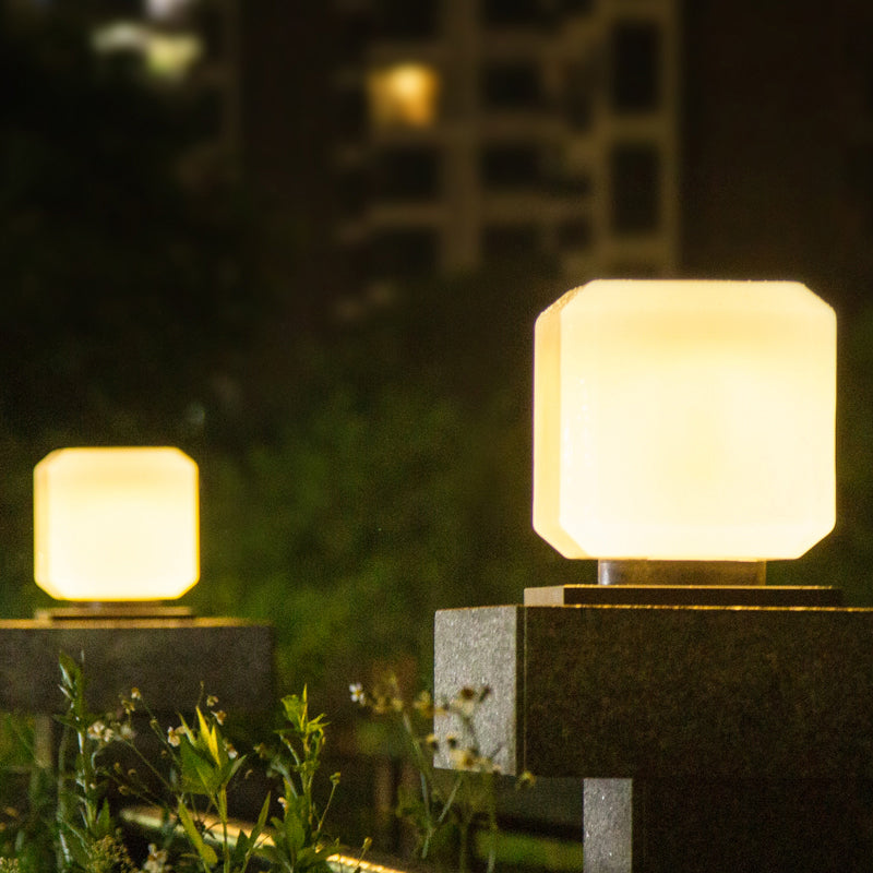 Lampada da palo a LED solare bianca nordica a forma di cubo in acrilico per cortile