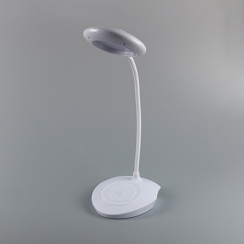 Plastic Circle Shade Standing Desk Lamp voor Bedide Modern LED USB -oplaadtafel Licht in het wit