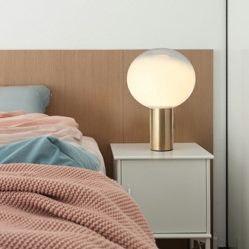 Lampada da tavolo sferica in vetro bianco satinato minimalista con 1 lampadina lampada da comodino dorata