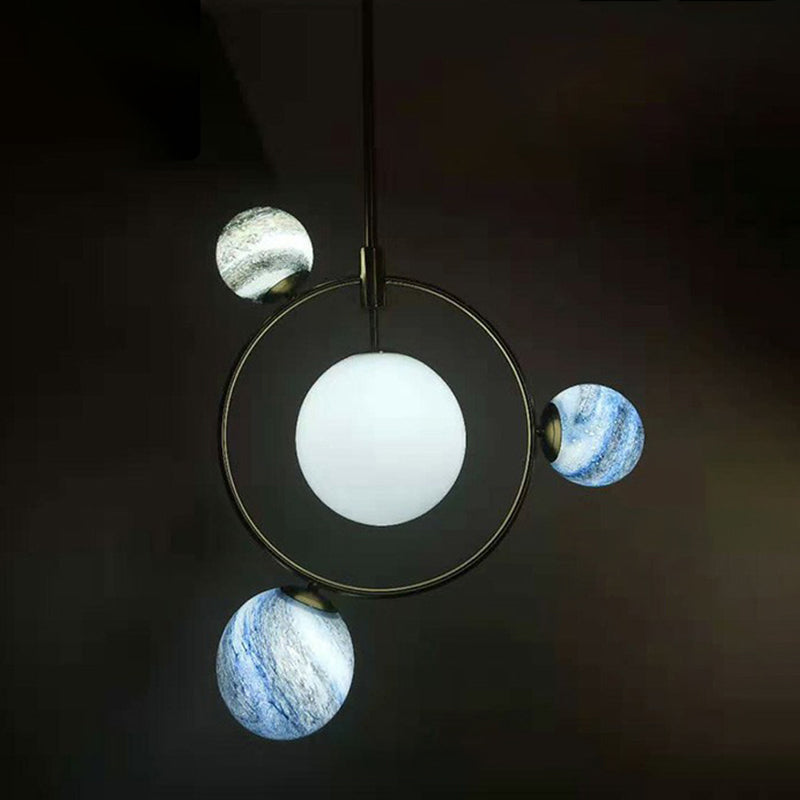Il lampadario del lampadario in vetro bianco color bianco del pianeta nordico in ottone