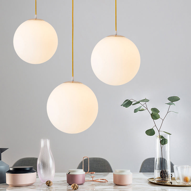 Globe milchyglas hängende Lampe Minimalistische 1-Licht-Goldheizenlicht für Esszimmer