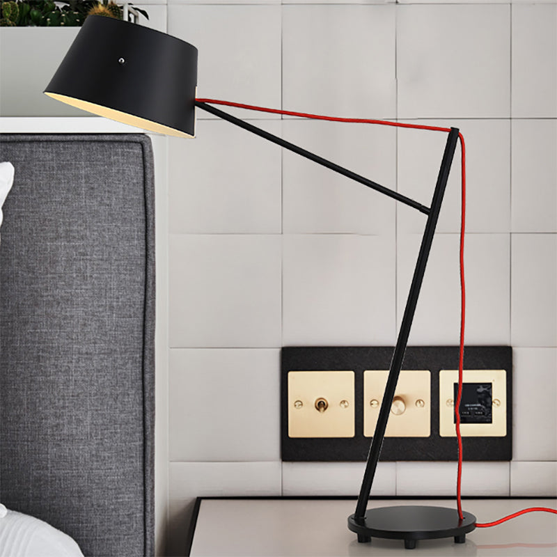 Lampada da scrivania in stile moderno a 1 luce con paralume metallico con finitura nera Lampada da lettura affusolata per soggiorno