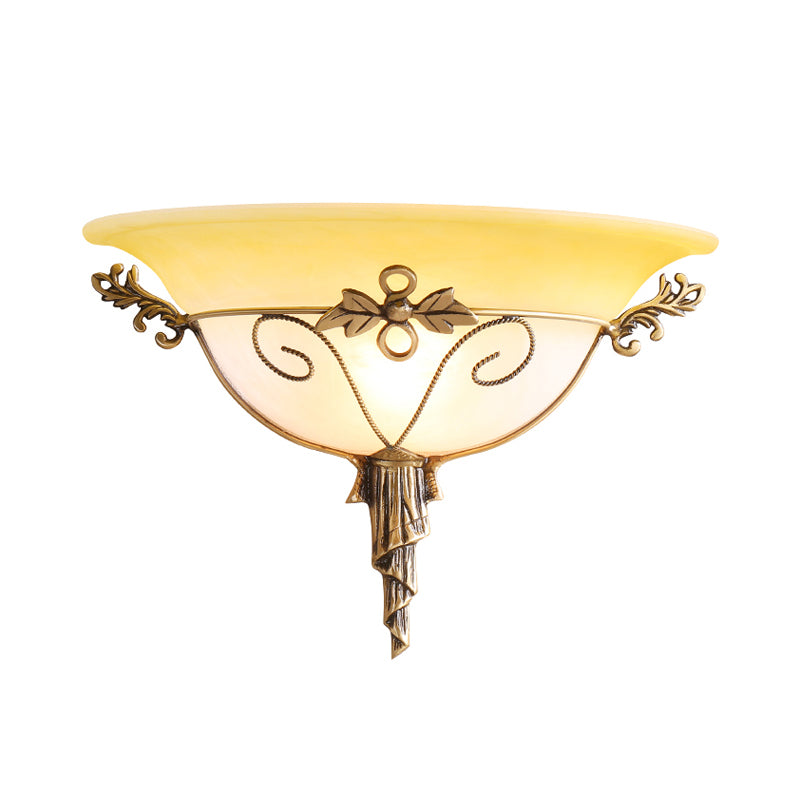 Applique de trompette traditionnelle Verre blanc / jaune 1 luminaire mural mural avec déco de feuille pour escalier