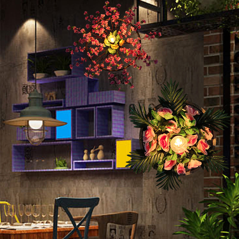 Einzel Wagenradwand Lampe Industrial Metallwandmontiertes Licht mit künstlichen Pflanzen -Deko