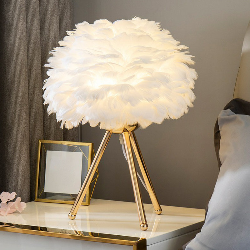 Stand notturno emisferico leggero piuma minimalista lampada da comodino a 1 luce con treppiede