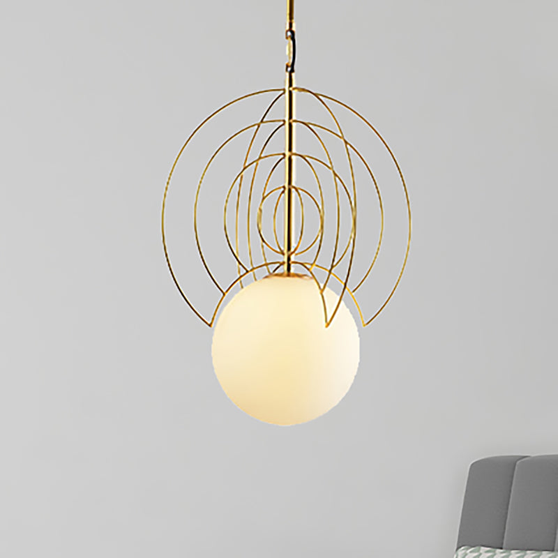 Lámpara colgante de orbe de vidrio de leche con anillo de alambre 1 cabezal de suspensión contemporánea Luz en oro para hotel