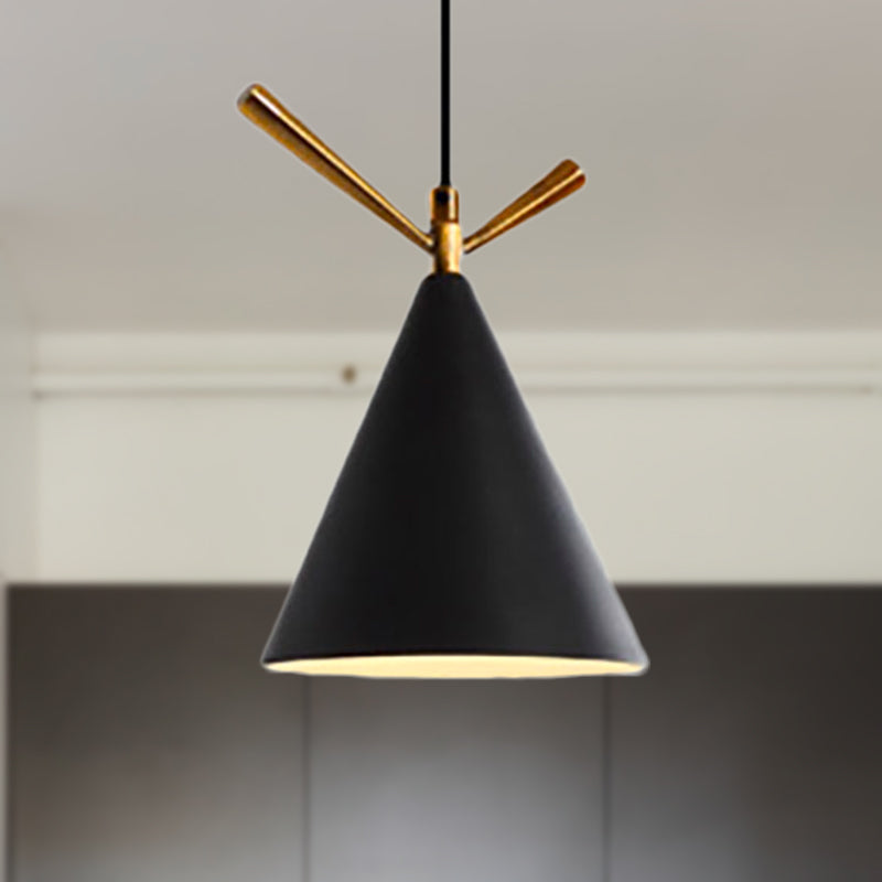 Iluminación colgante de cono de estilo nórdico 1 lámpara colgante de metal ligero para cafetería de restaurantes