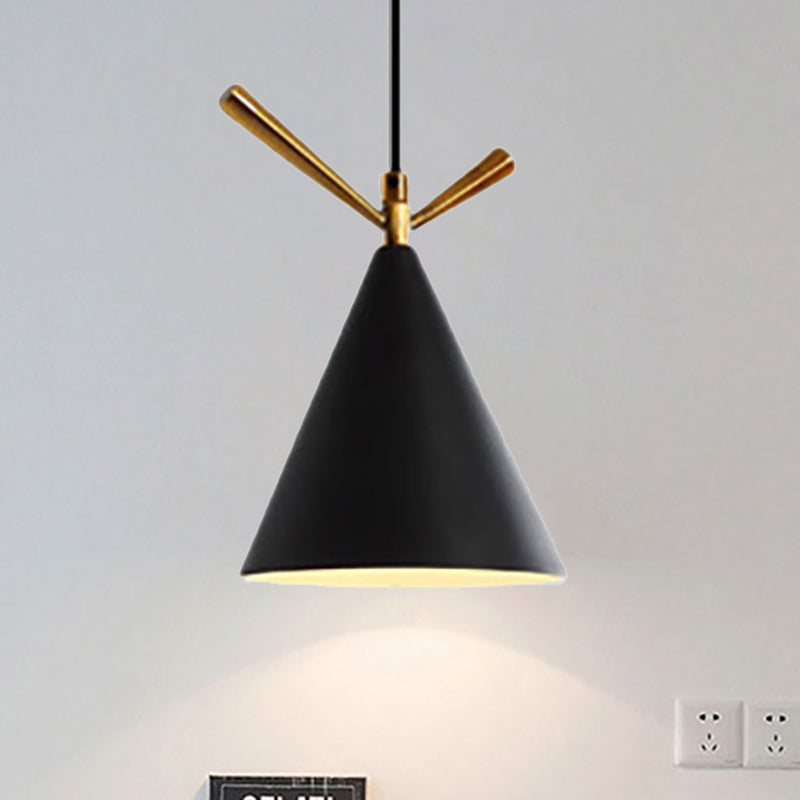 Iluminación colgante de cono de estilo nórdico 1 lámpara colgante de metal ligero para cafetería de restaurantes