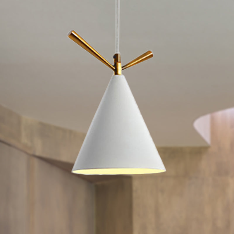Iluminación colgante de cono de estilo nórdico 1 lámpara colgante de metal ligero para cafetería de restaurantes