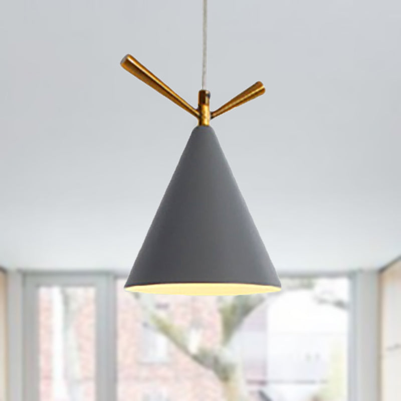 Iluminación colgante de cono de estilo nórdico 1 lámpara colgante de metal ligero para cafetería de restaurantes