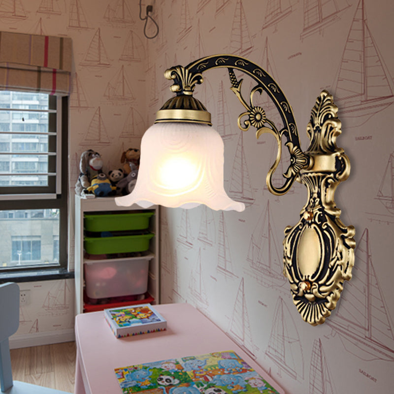 Messing/goldener überbackener Wandleuchte Retro weißer Glasschatten 1/2-Licht Wohnzimmer Wandlampe