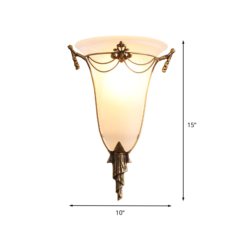 Brass Bell Sconce Traditionary Opal Glass 1 Luce montata a parete per il letto