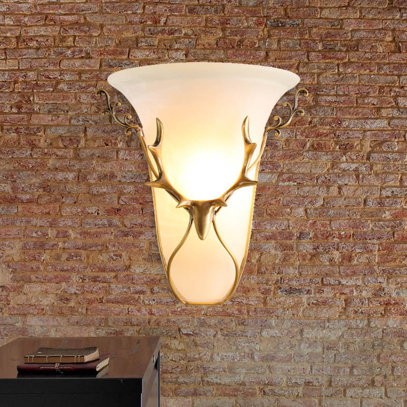 Mont traditionnel de trompette Éclairage Verre givrée 1 lampe murale à la tête en laiton avec wapiti