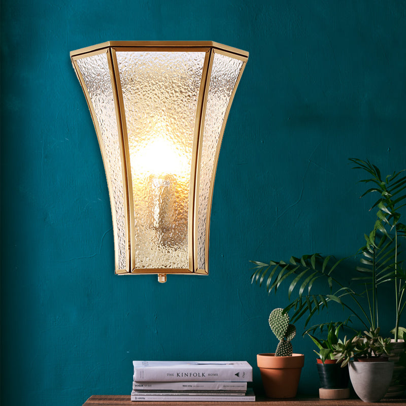 1 Glühbirne Flared Lampe Lamptradition strukturierte Glaswandbeleuchtung in Messing mit Treppe