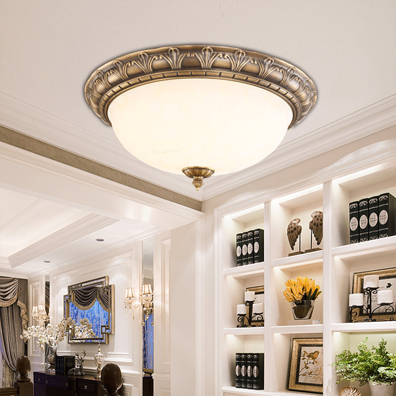 Antiek koepelvormig inbouwlicht melkachtig glazen plafondgemonteerd licht in brons voor slaapkamer