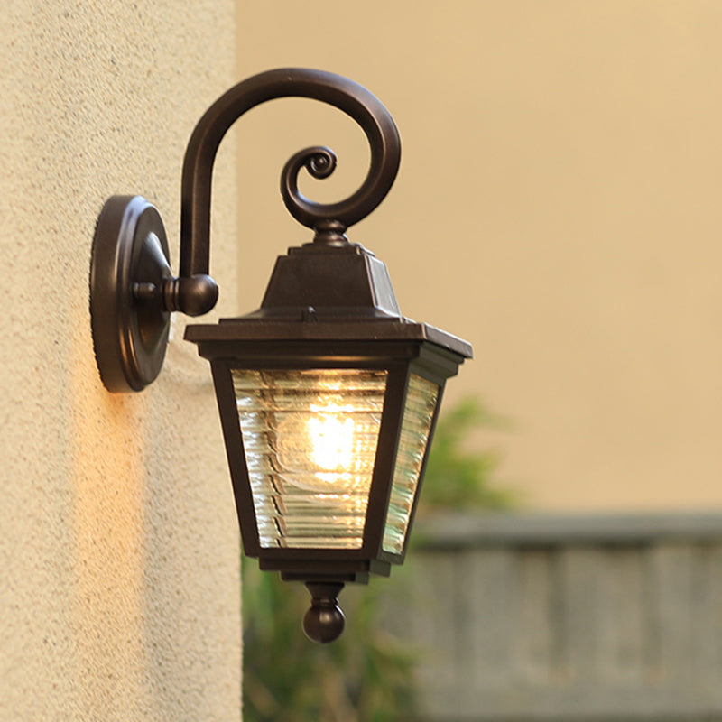 Lámpara de montaje de pared de una sola compuerta minimalista de linterna de vidrio acanalado trapezoide en negro