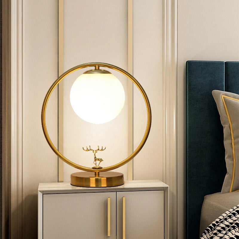 Lampada da tavolo a sfera in vetro avorio stile semplice Lampada da notte dorata a 1 luce con anello in metallo e decorazione con cervo