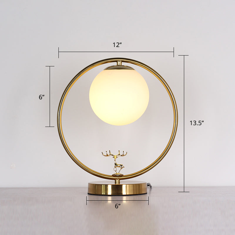 Lampada da tavolo a sfera in vetro avorio stile semplice Lampada da notte dorata a 1 luce con anello in metallo e decorazione con cervo