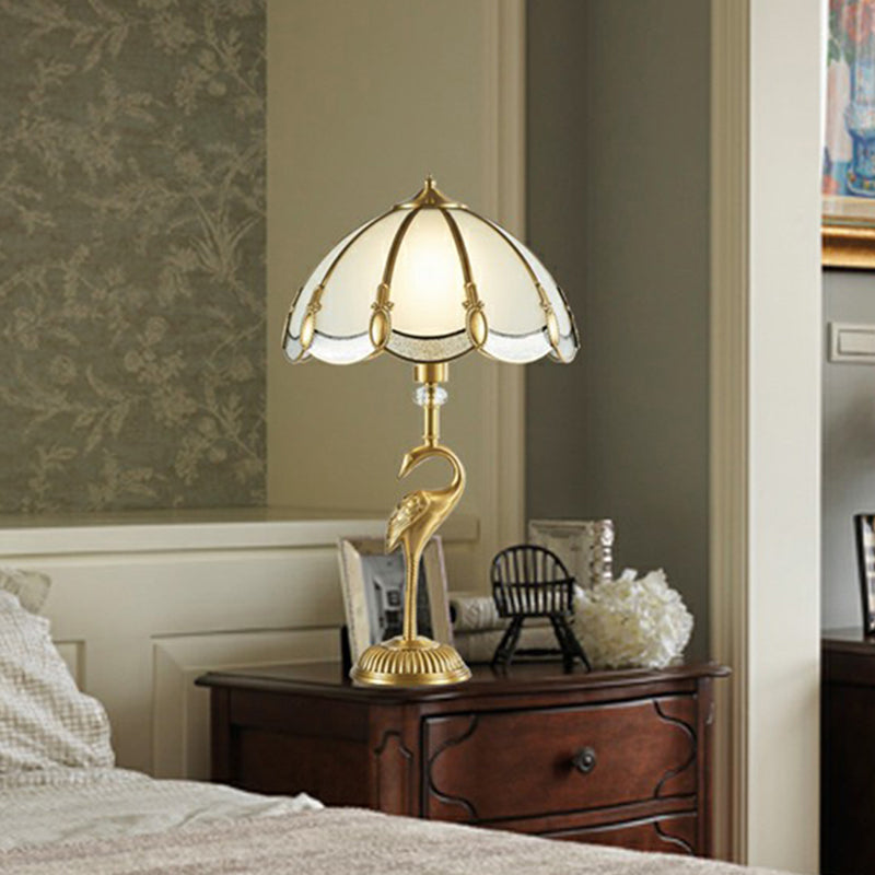 Lampe de nuit de nuit en verre opaque festonée