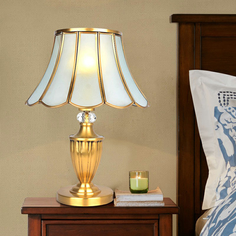 Lampe de nuit de nuit en verre opaque festonée