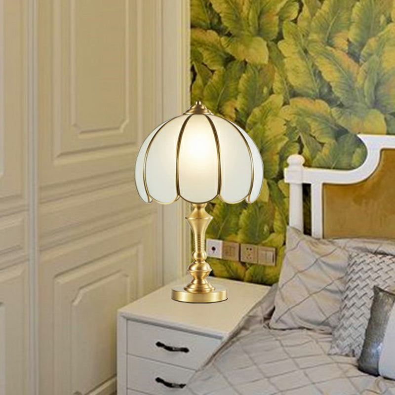 Lampe de nuit de nuit en verre opaque festonée