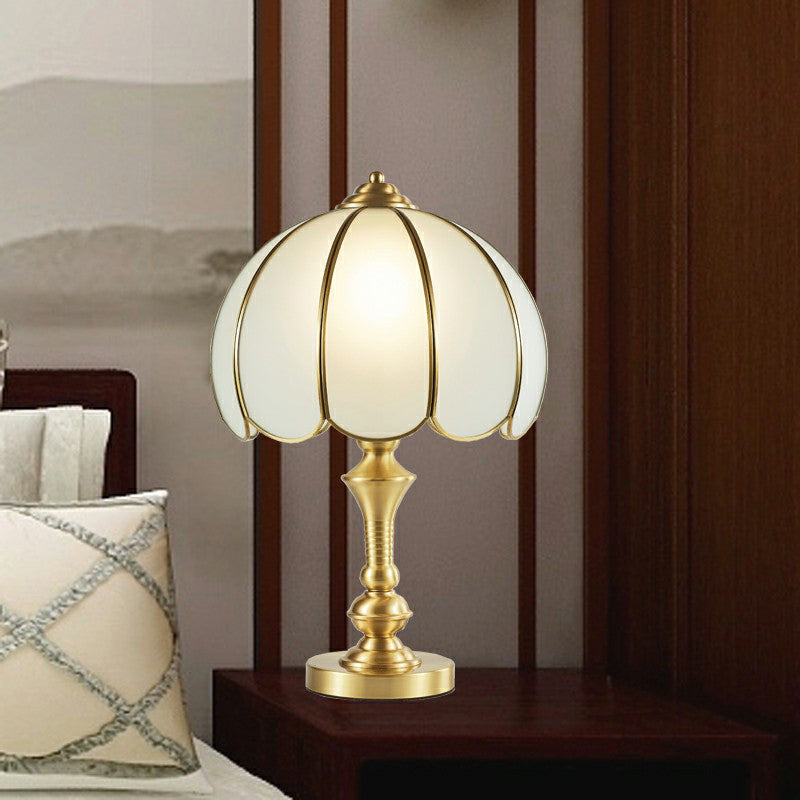 Lampe de nuit de nuit en verre opaque festonée