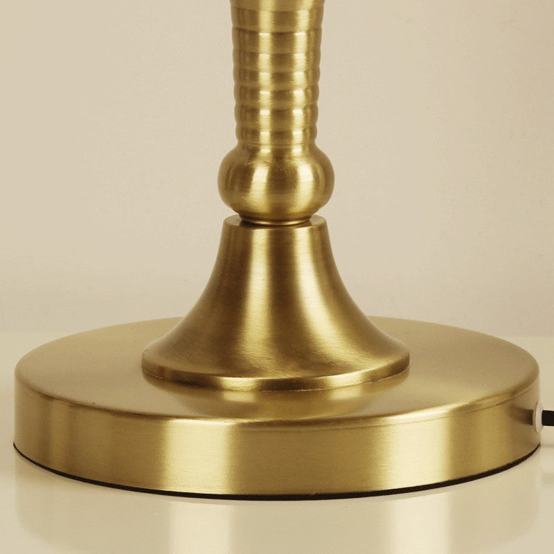 Lampada da tavolo classica con paralume a ciotola Lampada da notte con pannelli in vetro satinato a 3 luci in ottone per camera da letto