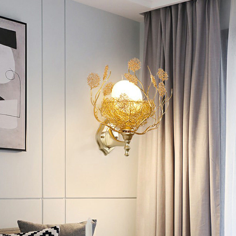Lámpara de pared en forma de huevo Vidrete blanco decorativo 1 cabezal de dormitorio Luz de apliques con nido de alambre de aluminio en oro