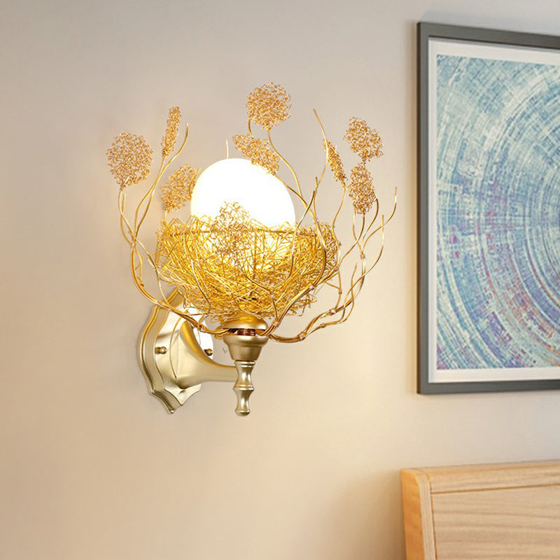 Lámpara de pared en forma de huevo Vidrete blanco decorativo 1 cabezal de dormitorio Luz de apliques con nido de alambre de aluminio en oro