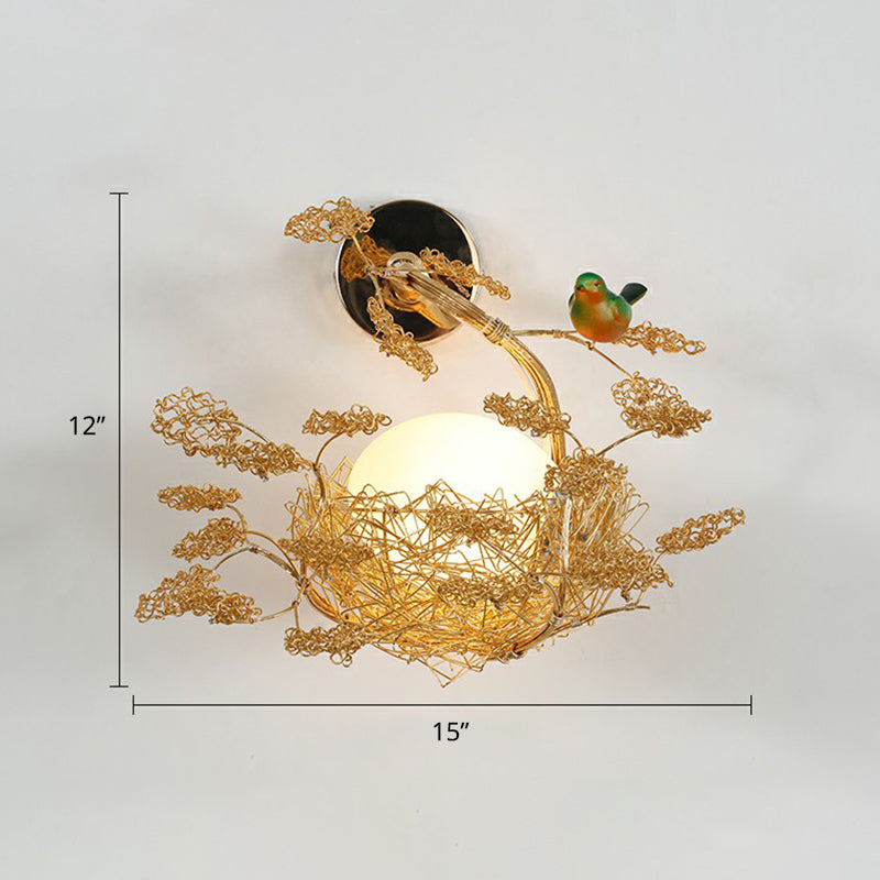 Eiformwandige Wandlampe Dekoratives weißes Glas 1 Kopfschlafzimmerleuchte mit Aluminiumdrahtnest in Gold