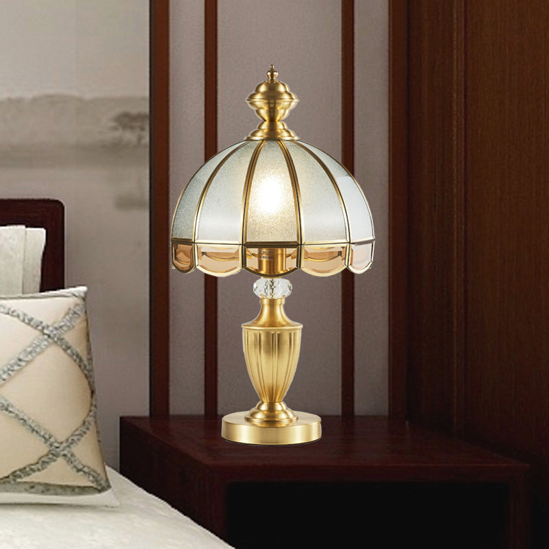 Lampada da tavolo per camera da letto a 1 luce in vetro smerigliato coloniale con luce notturna emisferica in bronzo