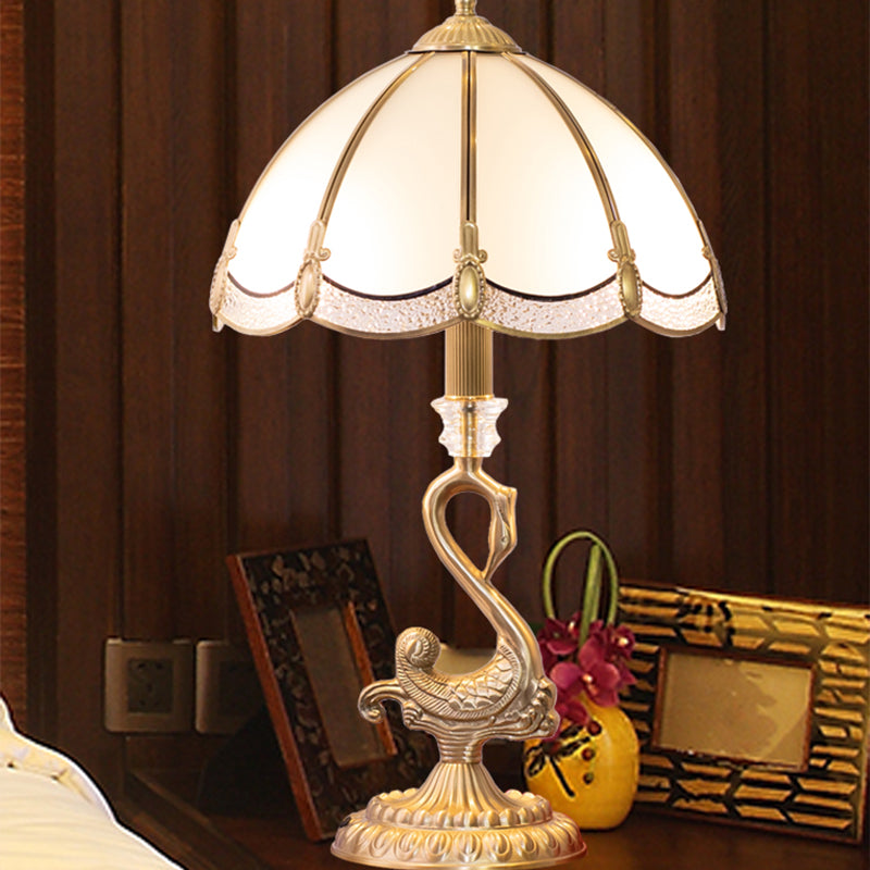 Luz de mesa de mesa de cúpula clásica 1 cabeza lámpara de soporte nocturno de vidrio blanco con decoración de pájaros en latón