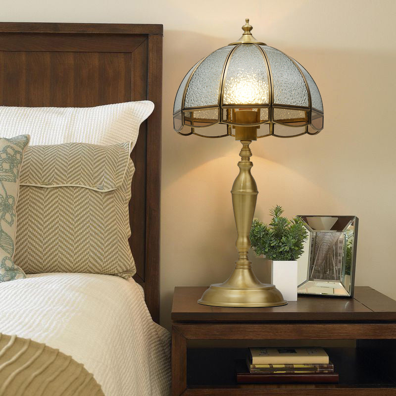 Lampada da notte in vetro ad acqua a forma di cupola Lampada da tavolo tradizionale per camera da letto a 1 lampadina con finiture smerlate in ottone