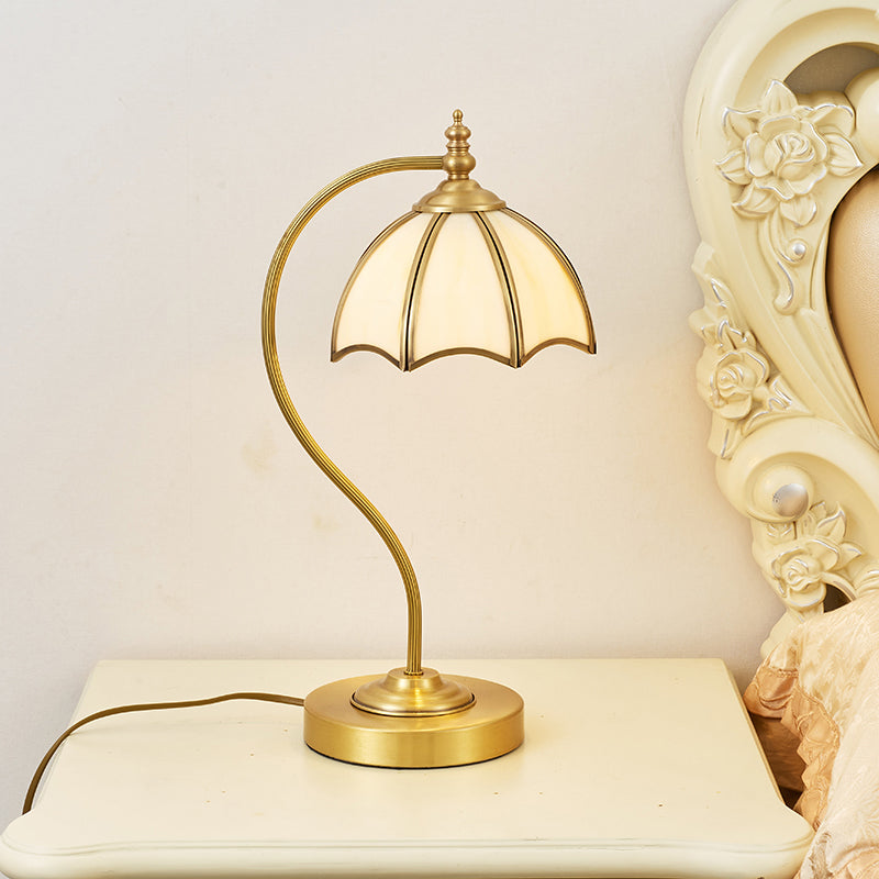 Brass Table Light Vintage Metal Vintage 1 Bulb camera da letto Luce notturna con tonalità di vetro bianco smerlato