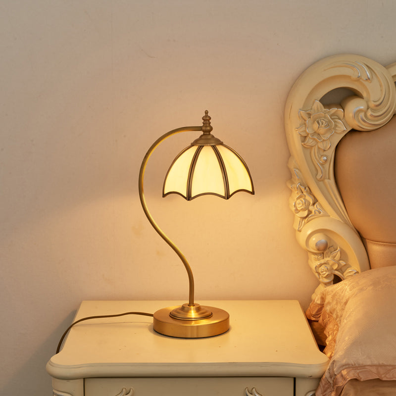Brass Table Light Vintage Metal Vintage 1 Bulb camera da letto Luce notturna con tonalità di vetro bianco smerlato