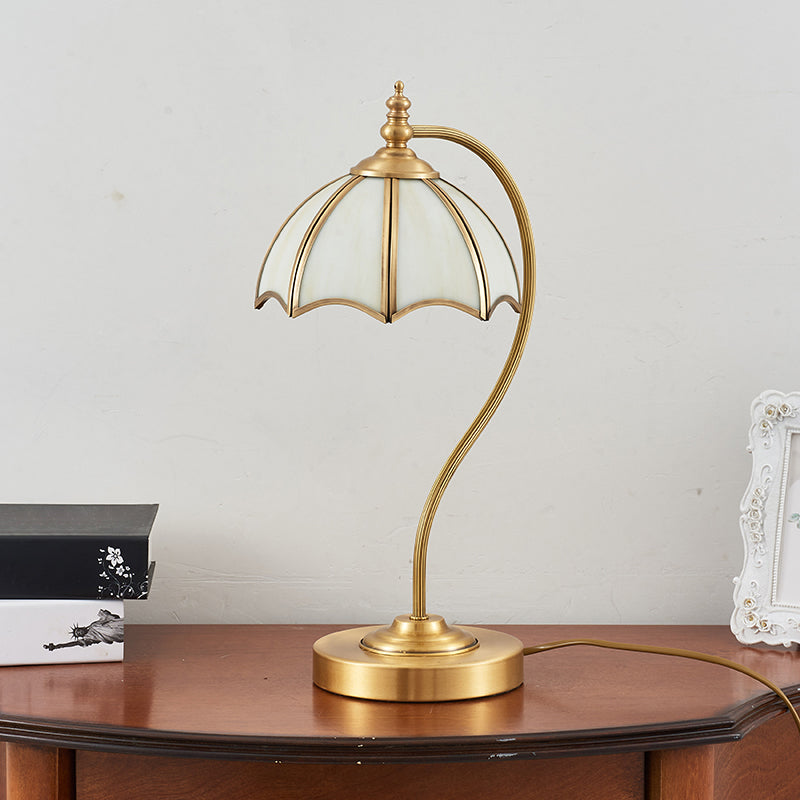 Brass Table Light Vintage Metal Vintage 1 Bulb camera da letto Luce notturna con tonalità di vetro bianco smerlato