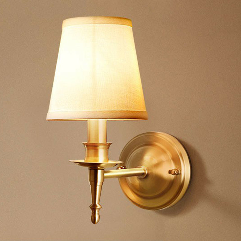 Funzione lampada da parete conica in ottone moderno sconce da parete in tessuto a bulbo singolo per corridoio