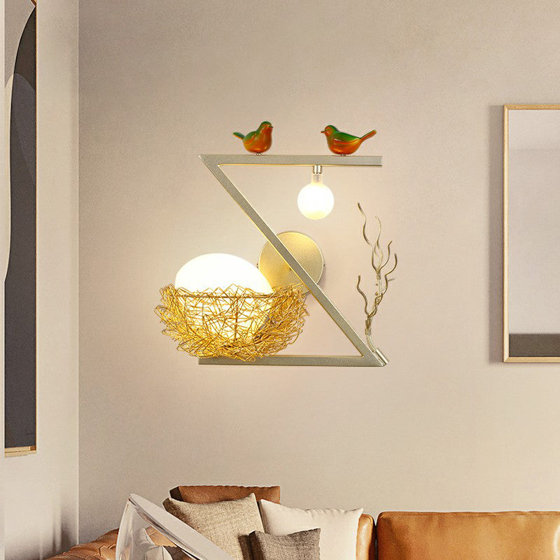 Aluminiumvogel-Den Wandleuchten Kunstdekor 1-Licht Goldwandlampe mit ovalem weißen Glasschatten