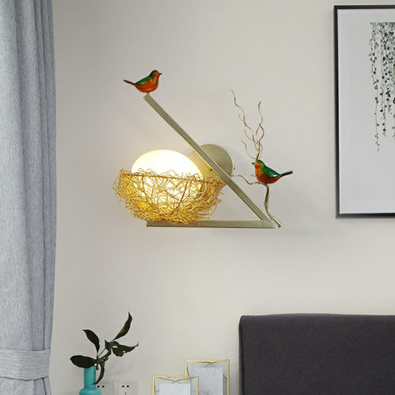 Aluminiumvogel-Den Wandleuchten Kunstdekor 1-Licht Goldwandlampe mit ovalem weißen Glasschatten
