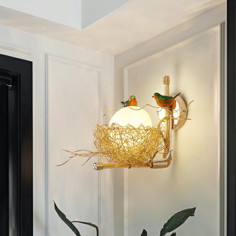 Aluminiumvogel-Den Wandleuchten Kunstdekor 1-Licht Goldwandlampe mit ovalem weißen Glasschatten