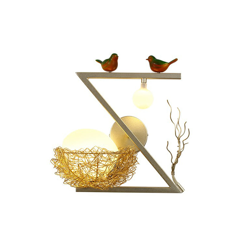 Aluminiumvogel-Den Wandleuchten Kunstdekor 1-Licht Goldwandlampe mit ovalem weißen Glasschatten