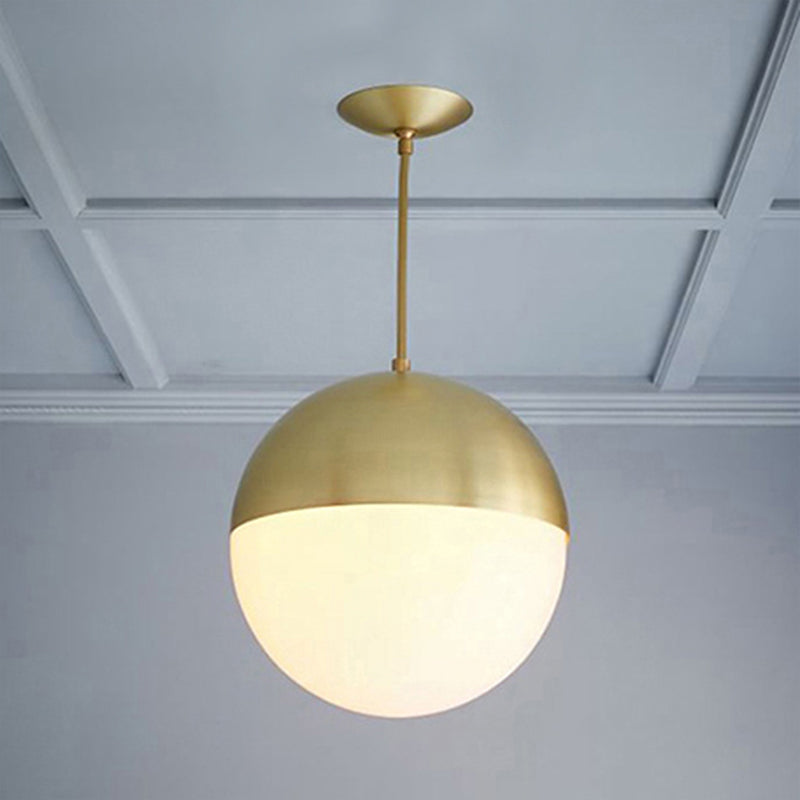 Lampada a ciondolo di sfera nera/oro Modernista 1 Light Aitura del soffitto in vetro opale per cucina
