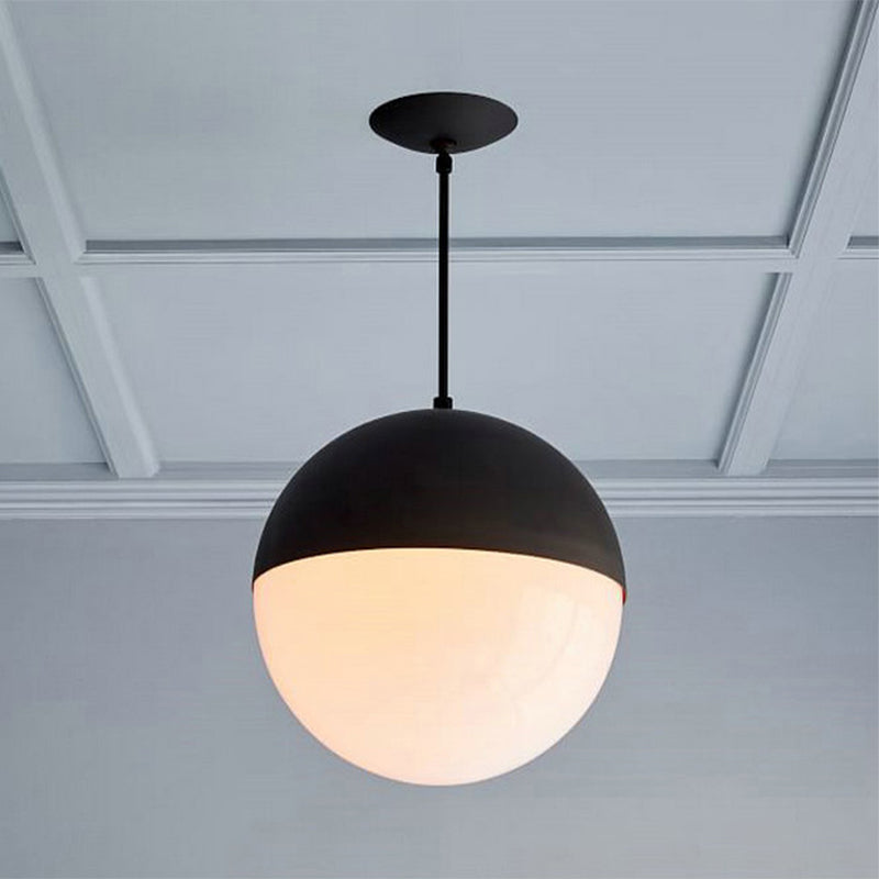 Lampada a ciondolo di sfera nera/oro Modernista 1 Light Aitura del soffitto in vetro opale per cucina