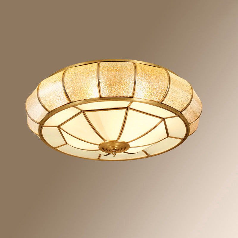 Gold-Finish 4-Licht Deckenbefestigung Kolonialstil Frosted Glas Schüssel geformtes Flush Mount Licht